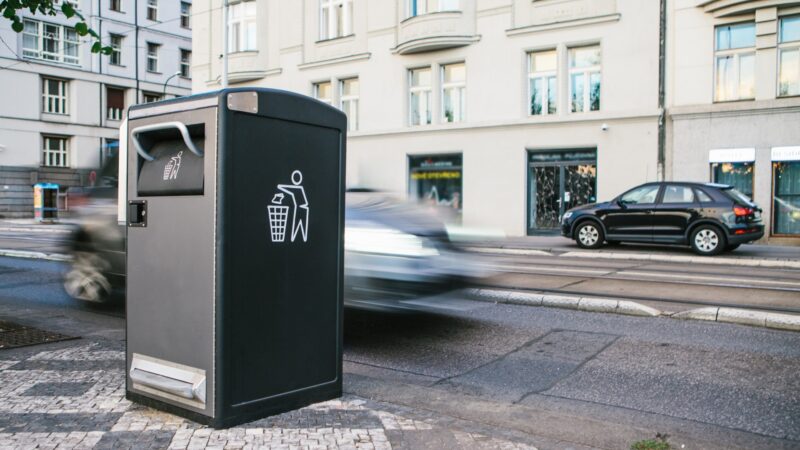 Smart trash can
